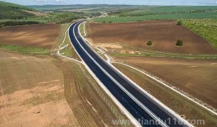 2023年大年初四開(kāi)車上高速公路需要收費(fèi)嗎（春節(jié)走高速注意什么）
